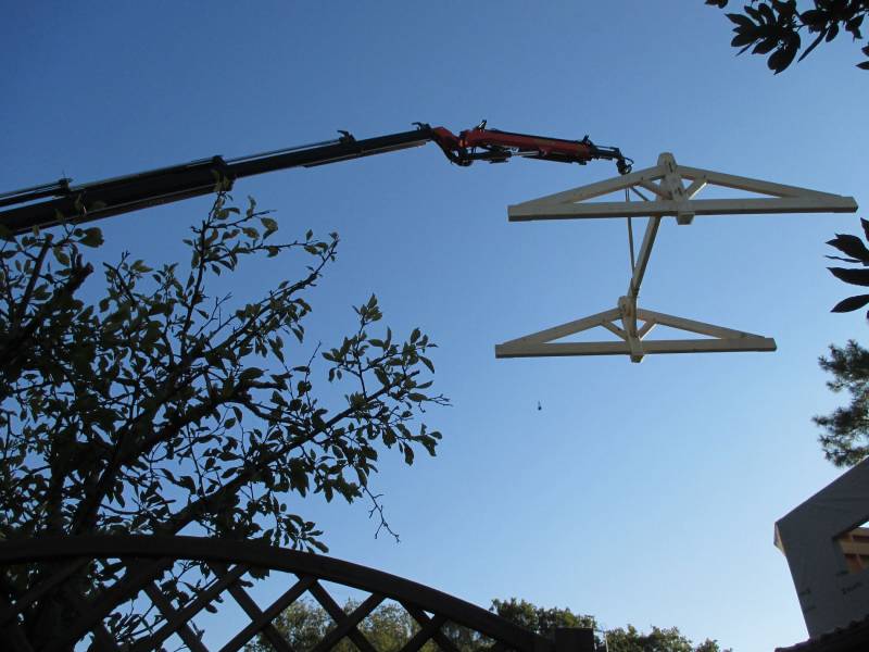 Levage de charpente traditionnelle sur une surélévation