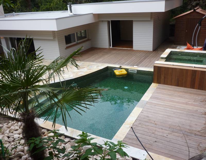 Réalisation et pose d'une terrasse autour d'une piscine en bois exotique sur la commune de Gujan Mestras